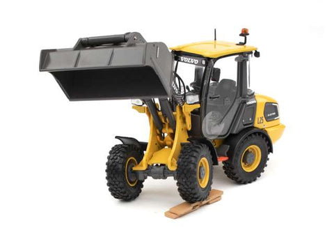 Volvo L25 Electric compact loader 1:32